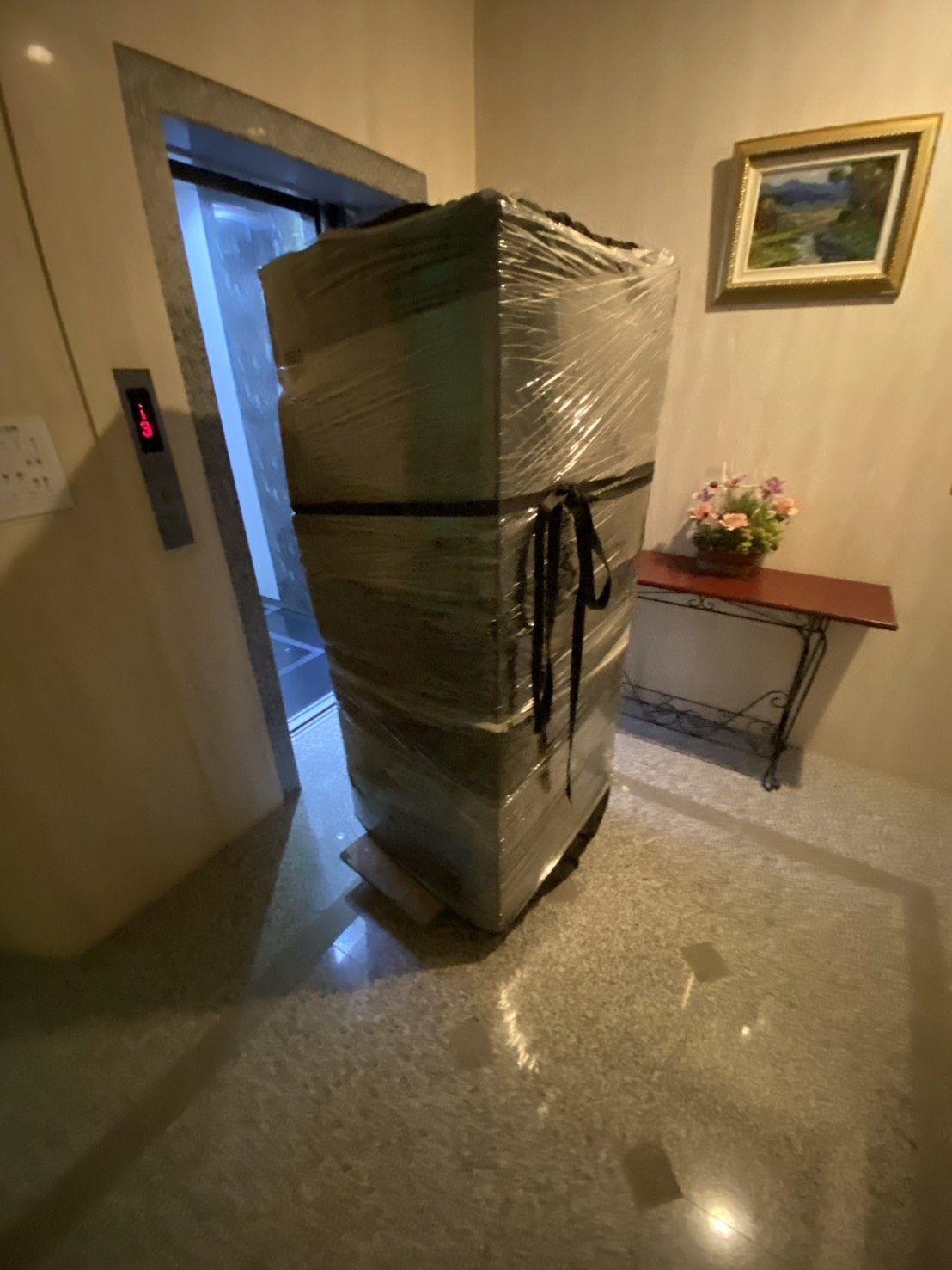 住家搬家：電梯口包裝保護好的家具